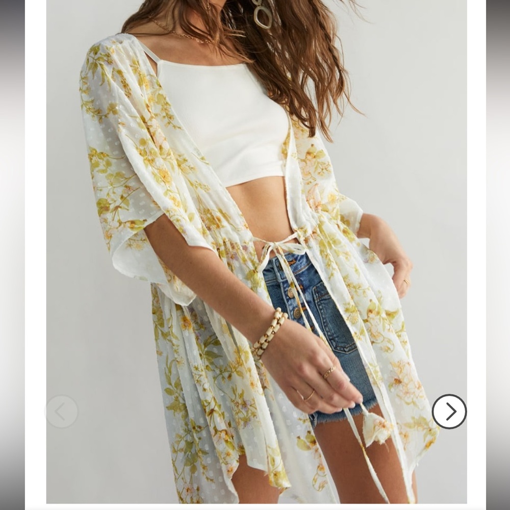 LAST CHANCE. Francesca's Collections Alyssa floral kimono